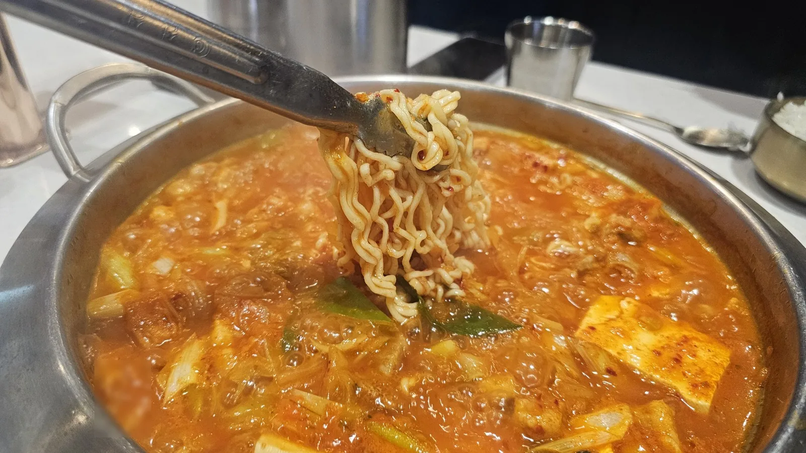 Shindosegi, Yeouido: a beautiful room and a perfectly fine kimchi jjigae